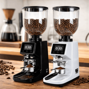 เครื่องบดเมล็ดกาแฟ ETZEL สีดำและสีขาวบนโต๊ะไม้