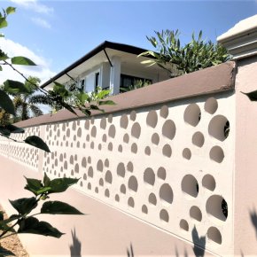 บล็อคดาวกระจาย นอกจากจะสามารถใช้เป็นผนังตกแต่งโชว์แนวแล้ว การนำมาทำรั้วบ้านก็ช่วยทำให้บ้านดูโดดเด่น สวย โล่ง โปร่ง อย่างมีสไตล์ 