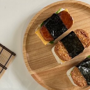 If you love Hawaii and all things delicious, you’re in luck! A delicious and easy homemade Hawaiian Spam Musubi is just one of the great things you can make at home with this recipe.