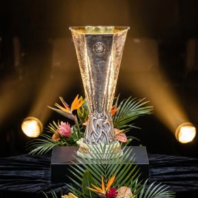 UEFA Champions League Trophy ถ้วยที่นักฟุตบอลฝันอยากได้