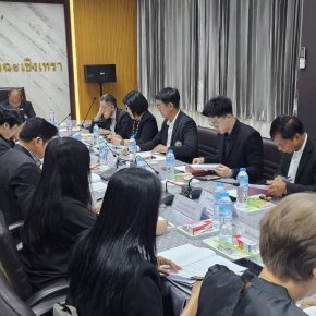 วันอังคารที่ 12 พฤษภาคม 2569 เวลา 9.30 น. ดร. จิตรกร เผด็จศึก ประธานอาวุโสหอการค้า และนายยุทธนา มาตเจือประธานหอการค้า ร่วมประชุมคณะอนุกรรมการขับเคลื่อนนโยบายและจุดเน้นของกระทรวงศึกษาธิการ ครั้งที่ 1/2569 ณ ห้องประชุมรวมใจพัฒน์ สำนักงานศึกษาธิการจังหวัดฉะเ
