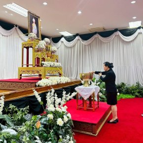 นางสุนีย์ แก้วเมืองเพชร รองประธานหอการค้า ร่วม พิธีถวายน้ำสรงพระศพเบื้องหน้าพระรูปสมเด็จพระเจ้าลูกเธอ เจ้าฟ้าพัชรกิติยาภา นเรนทิราเทพยวดี กรมหลวงราชสาริณีสิริพัชร มหาวัชรราชธิดา สิ้นพระชนม์  ลงวันที่ 11 มิถุนายน 2569  ร่วมพิธี ถวายน้ำพระสรงพระศพ วันเสาร์ท