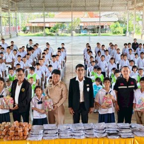 วันจันทร์ที่ 22 มิถุนายน 2569 เวลา 9.00 น. นายยุทธนา  มาตเจือ ประธานและคณะกรรมการหอการค้าจังหวัดฉะเชิงเทรา สนับสนุนและร่วมมอบอุปกรณ์การเรียน โครงการเปิดเทอมใหม่หัวใจฟูส่งน้องเรียน ปีที่ 5 ณ โรงเรียนวัดพด (เชิดอุดมรัตนราษฎร์) ตำบลบางไผ่ อำเภอเมือง จังหวัดฉ