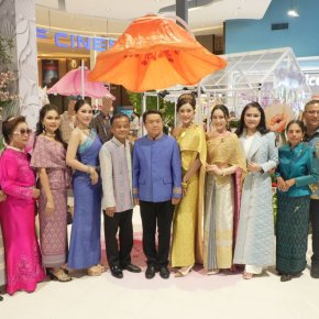 วันอาทิตย์ที่ 20 กันยายน 2569 เวลา 13.00 น. นางสุนีย์ แก้วเมืองเพชร รองประธานหอการค้า ร่วมเป็นเกียรติในพิธีเปิดโครงการ Blooming Thai @ Chachoengsao : สร้างสรรค์ภูมิปัญญา สู่ผืนผ้าร่วมสมัย ประจำปีงบประมาณ พ.ศ.2569 จังหวัดฉะเชิงเทรา ณ บริเวณหน้าโรงภาพยนตร์ 