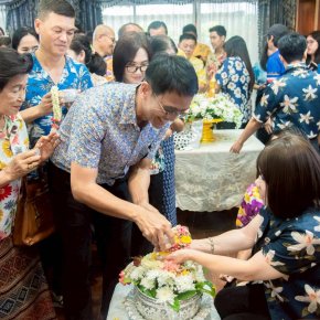 นายยุทธนา มาตเจือประธานและคณะกรรมการหอการค้าจังหวัดฉะเชิงเทรา  ร่วมพิธีรดน้ำขอพร นางสาวฉัตรประอร นิยม ผู้ว่าราชการจังหวัดฉะเชิงเทรา เนื่องในเทศกาลสงกรานต์ ประจำปี 2569 ในวันพฤหัสบดีที่ 9 เมษายน 2569 เวลา 13.00 น .ณ ห้องประชุมพระยาศรีสุนทรโวหารน้อยอาจารกูร