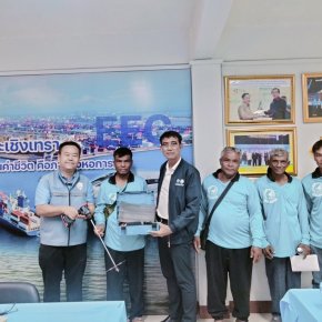 วันอังคารที่ 1 กรกฎาคม 2568 นายมงคล ดำรงค์สุทธิพงศ์ รองเลขาธิการหอการค้าจังหวัดฉะเชิงเทรา มอบเครื่องมือ ให้แก่ตัวแทนกลุ่มเกษรกรวิสหกิจชุมชนแพะ-แกะ ชุมชนบ้านหนองกระทิง อ.สนามชัยเขต จ.ฉะเชิงเทรา เพื่อใช้ในการประกอบอาชีพ โดยนายยุทธนา มาตเจือ ประธานหอการค้าจั
