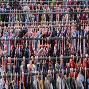 ใส่เสื้อตัวเดิม เก็บชุดให้อยู่นาน ชวนรู้จัก Slow Fashion แนวคิดตรงข้ามของ Fast Fashion