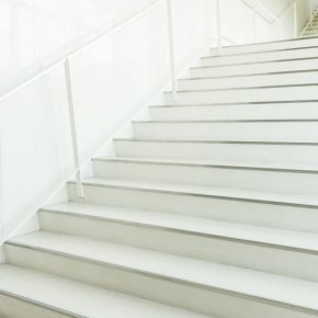 คิ้วบันได สำคัญอย่างไร? รู้ไหมมีประโยชน์มากกว่าแค่สวยงาม