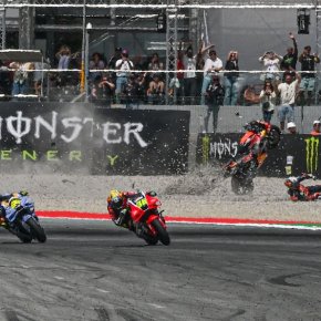 'ผมไม่ควรแซงแบบนั้น' ไอ โอกุระ รับผิดเหตุปะทะ เปโดร อคอสต้า ในศึก Catalan Grand Prix 2026