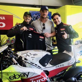 คริส เฮมส์เวิร์ธ เยือนการาจ VR46 ปลุกไฟ ฟาบิโอ ดิ จิอันนันโตนิโอ คว้าโพเดียม Australian Grand Prix 2025