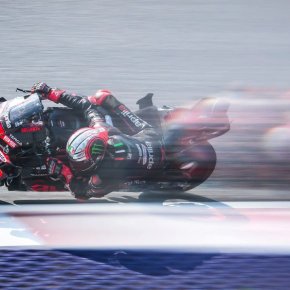 Aprilia ให้เครดิต 'วาเลนติโน รอสซี' ติวเข้ม 'มาร์โก เบซเซคกี' ก่อนคว้าโพลแรกที่ออสเตรีย