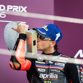 Aprilia ซูฮก มาร์โก เบซเซคกี ฝืนเจ็บคว้าโพเดียมซิลเวอร์สโตน