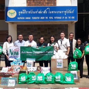 พิธีรับมอบถุงยังชีพจาก บริษัทAct Now Children Fund เพื่อมอบให้แก่ผู้ประสบปัญหาจากมหาอุทกภัย