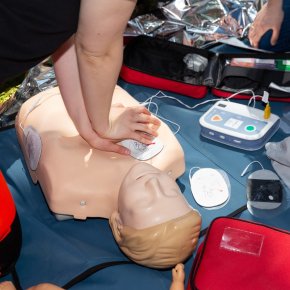 ความสำคัญและแนวทางการฝึกอบรมปฐมพยาบาลเบื้องต้น ความสำคัญและแนวทางการฝึกอบรมปฐมพยาบาลเบื้องต้น