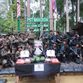"บิ๊กทหาร"ตรวจเยี่ยมให้กำลังใจกำลังพล ปฎิบัติหน้าที่แนวชายแดนไทย-มาเลเซีย