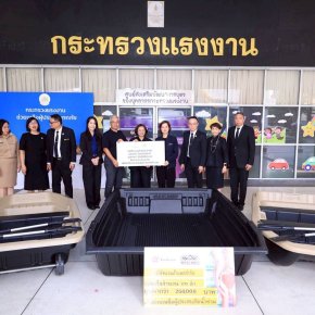 "รมว.แรงงาน"รับมอบเรือ 20 ลำ จากภาคเอกชนเร่งส่งต่อช่วยเหลือน้ำท่วมใต้