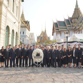 "มูลนิธิป่อเต็กตึ๊ง"วางพวงมาลา-กราบถวายบังคม พระบรมศพ"สมเด็จพระพันปีหลวง"