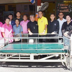 "นายกคล้าย"ห่วงใยชาวบ้านนำทีมผู้บริหารฯ ลงพื้นที่มอบเตียงผู้ป่วยให้กับผู้สูงวัย