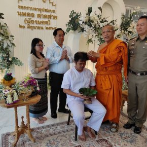 "รอง ผบช.น."เป็นประธานพิธีอุปสมบท ลูกชายนักธุรกิจใหญ่เมืองปากน้ำ 