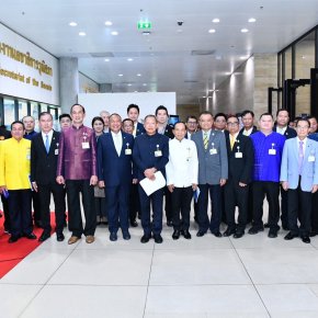 ประธานวุฒิฯนำทัพ สว.อ่านแถลงการณ์ด่วน จี้ครม.เปิดประชุมฯระดมสมองแก้ปัญหาไทย-กัมพูชา