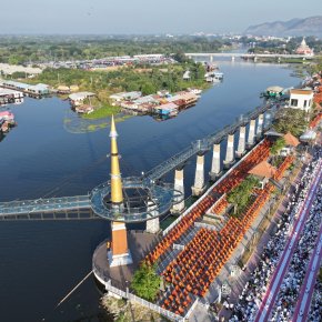 กาญจนบุรีตักบาตรพระสงฆ์10,000 รูป ฉลองตั้งเมือง193ปี-พุทธศาสนิกชนปลื้มอิ่มบุญกันถ้วนหน้า 