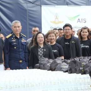 AIS ระดมพลังอุ่นใจอาสาส่งมอบถุงยังชีพ ช่วยเหลือน้ำท่วมภาคใต้ต่อเนื่อง