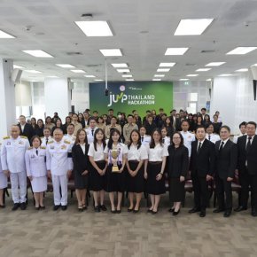 AIS Academy ร่วมกับ"พม." มอบถ้วยรางวัลพระราชทานฯชนะเลิศแข่งขัน JUMP Thailand Hackathon 2025 
