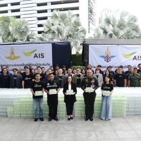 AIS ผนึก"กลาโหม-ทอ."เร่งช่วยเหลือ ส่งต่อน้ำดื่มช่วยผู้ประสบภัยน้ำท่วม