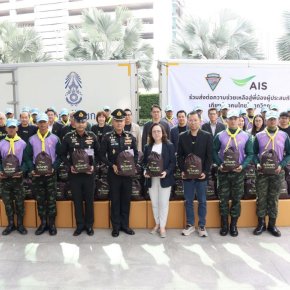 AIS ผนึกกำลังทหารฯระดม"อุ่นใจอาสา" ส่งมอบถุงยังชีพช่วยผู้ประสบภัยน้ำท่วม