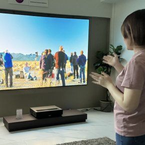 ปลดล็อกศักยภาพสูงสุดของโปรเจคเตอร์ UST: ทำไมการลงทุนกับ "จอที่ใช่" ถึงคุ้มค่ายิ่งกว่า