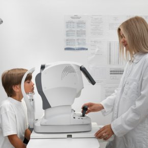 คอมวัดสายตารุ่นใหม่กับรุ่นเก่าต่างกันอย่างไร เลือกแบบไหนดีกว่าสำหรับร้านแว่น