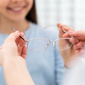 เปิดร้านแว่นตาแล้วควรเลือกเลนส์แบบไหนให้ลูกค้า | คู่มือแนะนำแบบมืออาชีพ (Grandlondon Optical)