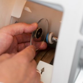 อุปกรณ์ร้านแว่นที่ใช้ในงานเจียรเลนส์ | เครื่องมือสำคัญสำหรับการประกอบแว่นตา