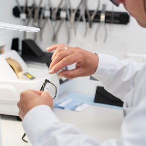 อุปกรณ์ร้านแว่นสำหรับประกอบแว่นตา | เครื่องมือสำคัญในขั้นตอนการผลิตแว่น