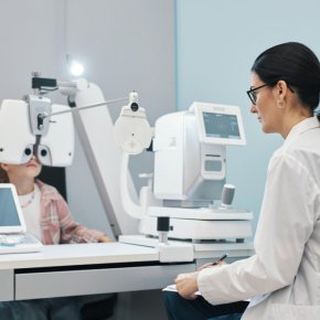 เครื่องมือวัดสายตาทำไมไม่ควรเลือกของถูกอย่างเดียว | ความคุ้มค่าที่แท้จริงของร้านแว่น (Grandlondon Optical)