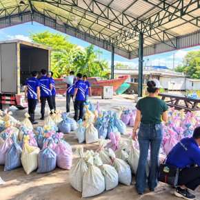 Hong Thai Shin Co., Ltd. joins hands to scoop sand for flood prevention