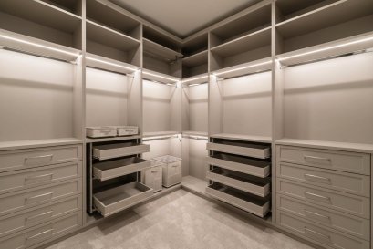 ตกแต่งคอนโดขนาดเล็กให้มี Walk-in Closet