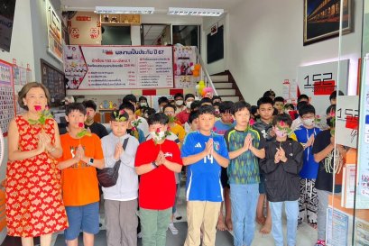 สักการะพระบรมราชานุสาวรีย์ พระบาทสมเด็จพระพุทธยอดฟ้าจุฬาโลก (รัชกาลที่ 1)