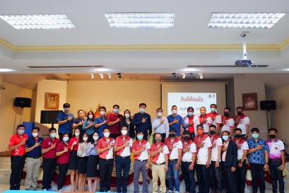 นางสาวชุดาภรณ์ ศรีโกเศส รองผู้อำนวยการฝ่ายแผนงานและความร่วมมือ วิทยาลัยเทคนิคลำพูน และคณะครูบุคลากร วิทยาลัยเทคนิคลำพูน ที่เดินทางมาส่งคุณครูเสกสรร เจาะจง ครูสาขางานยานยนต์เนื่องในโอกาส ย้ายมาดำรงตำแหน่ง ที่วิทยาลัยเทคนิคแพร่ โดยคณะฯ ได้เข้าศึกษาดูงานฯ