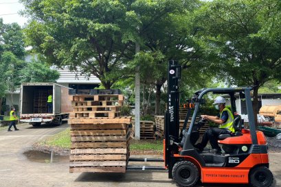 KNS บริจาคพาเลทเพื่อช่วยเหลือน้ำท่วมให้แก่ชาวบ้านในพื้นที่