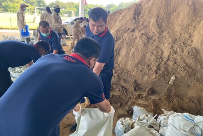 KNS ให้ความร่วมมือ ส่งกำลังพลรวมช่วยกรอกกระสอบทราย