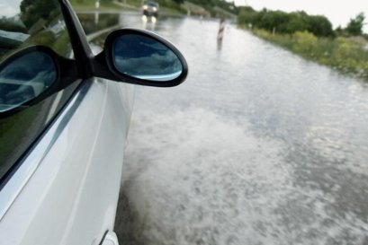 ขับรถลุยน้ำท่วมต้องปิดแอร์หรือไม่