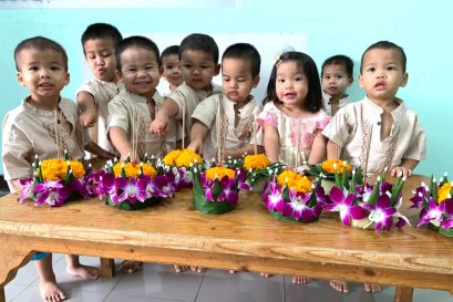 เด็กช่วยกันทำกระทงไปลอยกระทงวันพรุ่งนี้