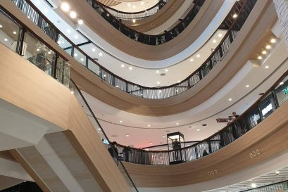 ผลงานการติดฟิล์มลายไม้ @เซ็นทรัลพัทยา ใช้วิธีการโรยตัว โดยทีมงานมืออาชีพ