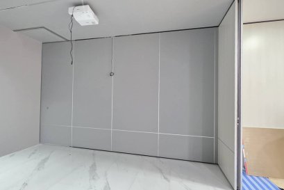 ผลงานติดตั้งฟิล์มสีเทาบนผนังไม้อัด 