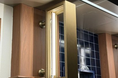 ผลงานฟิล์มแฮร์ไลน์สีทองแกลมๆ หุ้มทับเฟรมอลูมิเนียม 