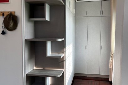 วัสดุปิดผิวลายผ้า (interior film) นำมาหุ้มทับตู้เสื้อผ้าเดิม