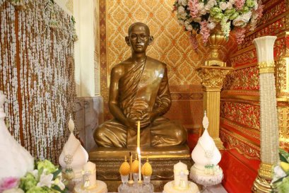 พระเทพรัตนมุนี รักษาการแทนเจ้าอาวาส วัดสระเกศฯ เป็นประธานประกอบพิธี สวดพระพุทธมนต์ ถวายเป็นพระราชกุศล แด่พระบาทสมเด็จพระปรมินทรมหาภูมิพลอดุลยเดช รัชกาลที่ ๙ 