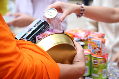 พิธีทำบุญตักบาตร เนื่องในวันอาสาฬหบูชา  วันที่ ๒๗ กรกฏาคม๒๕๖๑ วัดสระเกศ ราชวรมหาวิหาร