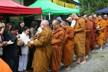 พุทธศาสนิกชนชาวอิตาลี ใส่บาตรพระ ในวาระที่ ‪‎ประเทศอิตาลีบรรจุให้พระพุทธศาสนาเป็นศาสนาประจำชาติ